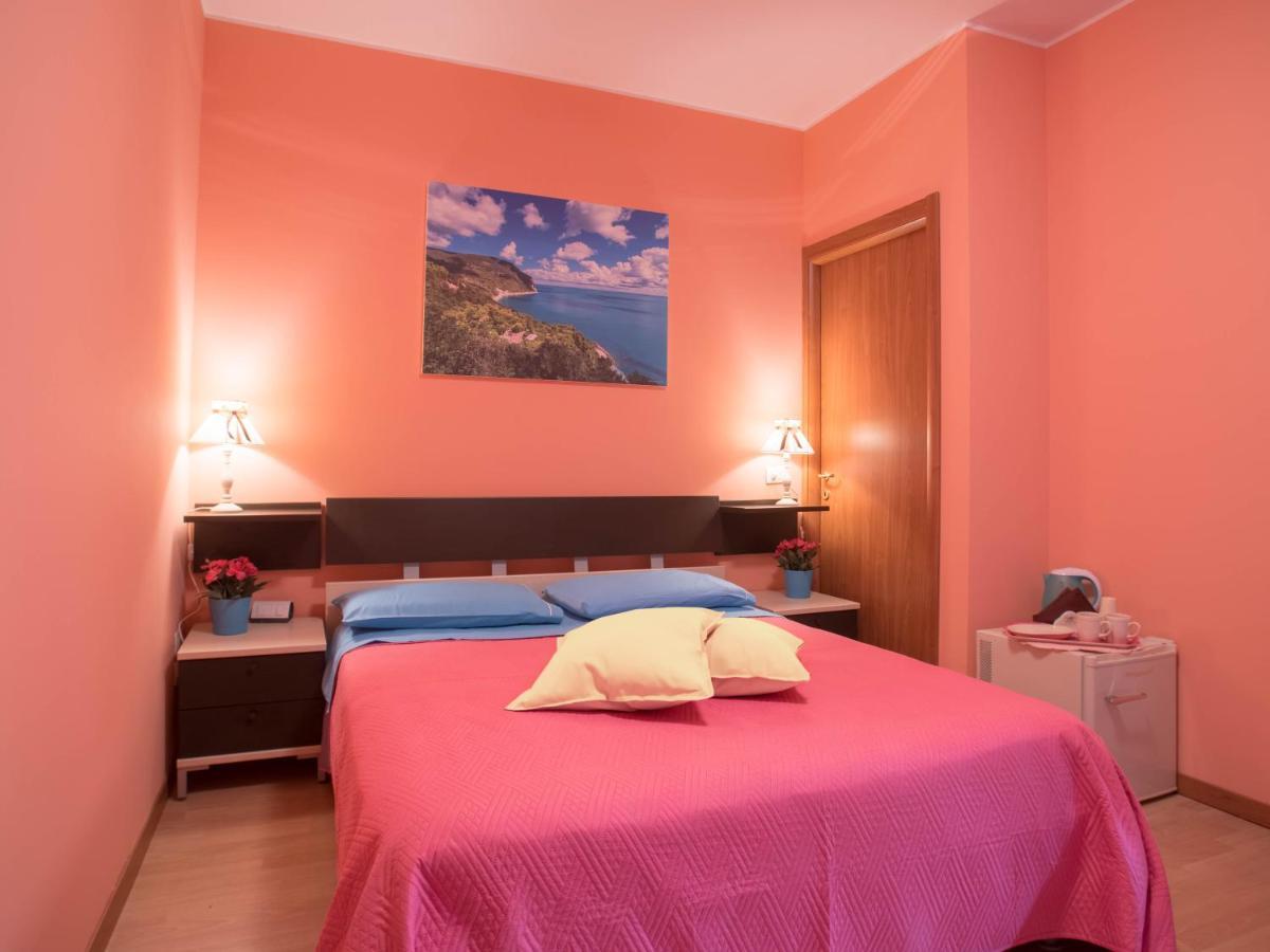Juliette Rooms Iesi Luaran gambar